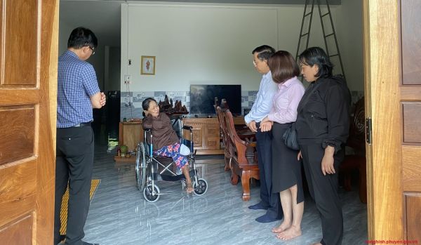 Đoàn công tác ghé thăm hộ gia đình vay vốn có hoàn cảnh khó khăn tại thôn 6 xã Sông Hinh