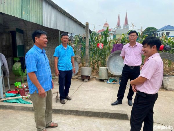 Cán bộ NHCSXH ghé thăm kiểm tra hiệu quả vay vốn của hộ gia đình tại Diễn Châu