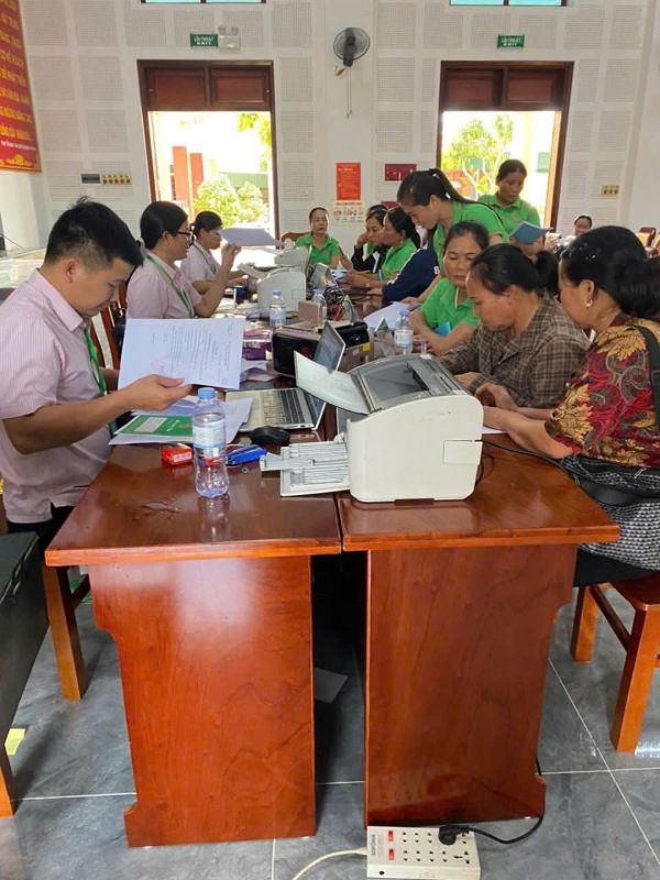 Các điểm giao dịch của Phòng giao dịch NHCSXH Diễn Châu tích cực phục vụ nhân dân vay vốn ưu đãi thuận lợi.