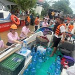 Cán bộ chi nhánh NHCSXH TP Đà Nẵng vượt lũ mang bánh chưng, nước uống tới với bà con vùng lũ