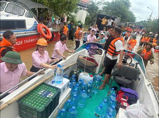 Cán bộ chi nhánh NHCSXH TP Đà Nẵng vượt lũ mang bánh chưng, nước uống tới với bà con vùng lũ