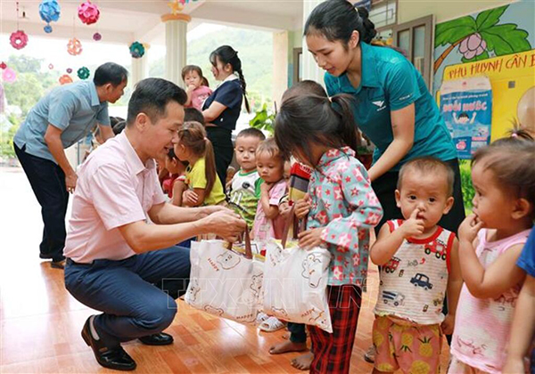 193416-vna_potal_ttxvn_va_ngan_hang_chinh_sach_xa_hoi_viet_nam_tang_qua_cho_ho_ngheo_o_lai_chau_8312815 193416-vna_potal_ttxvn_va_ngan_hang_chinh_sach_xa_hoi_viet_nam_tang_qua_cho_ho_ngheo_o_lai_chau_8312815