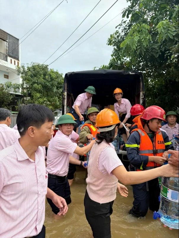 Cán bộ chi nhánh NHCSXH TP Đà Nẵng mang những phần quà tới từng nhà dân Cán bộ chi nhánh NHCSXH TP Đà Nẵng mang những phần quà tới từng nhà dân