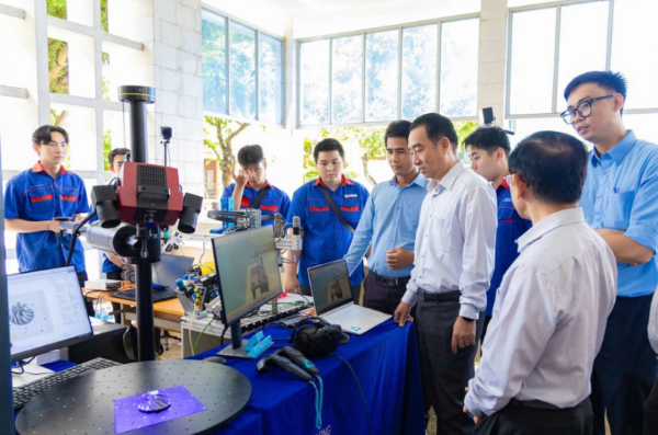 Lãnh đạo UBND tỉnh Vĩnh Long thăm Trường Đại học Sư phạm kỹ thuật Vĩnh Long - đơn vị có thế mạnh trong đào tạo các ngành học STEM