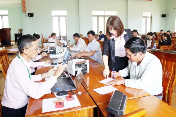 Sau sáp nhập chi nhánh NHCSXH tỉnh Đắk Lắk nhanh chóng ổn định tổ chức đảm bảo 100% hoạt động giao dịch được duy trì ổn định