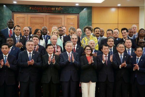 Tổng Bí thư Tô Lâm tin tưởng Lễ mở ký Công ước Hà Nội sẽ đánh dấu một chương mới trong hợp tác và quản trị mạng toàn cầu. Tổng Bí thư Tô Lâm tin tưởng Lễ mở ký Công ước Hà Nội sẽ đánh dấu một chương mới trong hợp tác và quản trị mạng toàn cầu.