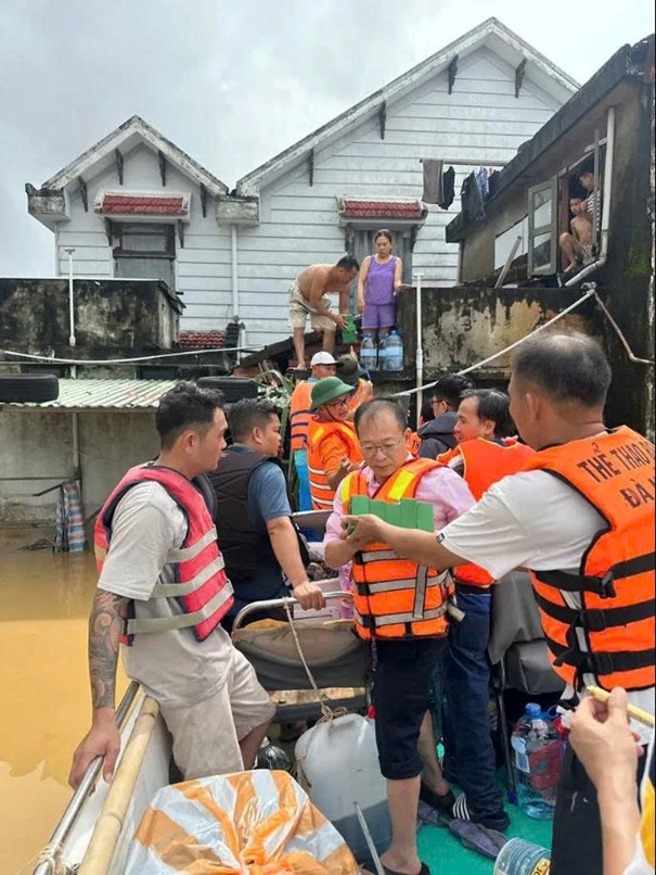 Các phần quà được tiếp sức cho bà con ngay trong vùng lũ Các phần quà được tiếp sức cho bà con ngay trong vùng lũ