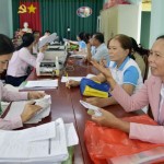 Cán bộ NHCSXH giải ngân nguồn vốn vay tới người dân xã An Minh