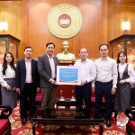 Phó Chủ tịch Ủy ban Trung ương MTTQ Việt Nam Hoàng Công Thủy (thứ 3 từ phải qua) tiếp nhận ủng hộ từ Phó Tổng Giám đốc NHCSXH Vương Văn Minh (thứ ba từ trái qua)