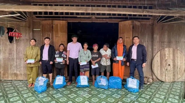 Cán bộ Phòng giao dịch NHCSXH Tây Giang tặng 6 phần quà cho 6 hộ bị sạt lở nặng Cán bộ Phòng giao dịch NHCSXH Tây Giang tặng 6 phần quà cho 6 hộ bị sạt lở nặng