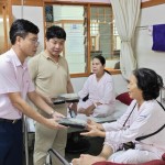 Giám đốc chi nhánh NHCSXH TP Huế Phan Văn Pháp trao tận tay bệnh nhân những suất cơm trong ngày mưa lũ