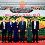 Đồng chí Nguyễn Hoà Bình, Ủy viên Bộ Chính trị, Phó Bí thư thường trực Đảng ủy Chính phủ, Phó Thủ tướng thường trực Chính phủ và đồng chí Phạm Thị Thanh Trà, Ủy viên Trung ương Đảng, Ủy viên Ban Thường vụ Đảng ủy Chính phủ, Bộ trưởng Bộ Nội vụ chụp ảnh cùng Đoàn đại biểu Đảng bộ NHCSXH TW tại Phiên trù bị ngày 12/10/2025