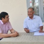 Giám đốc PGD NHCSXH Nhơn Trạch Nguyễn Tấn Đạt trao đổi về tình hình sử dụng vốn vay của Tổ tiết kiệm và vay vốn do ông Lê Văn Bon làm Tổ trưởng