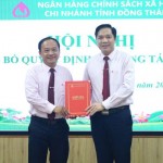 Phó Tổng Giám đốc NHCSXH Vương Văn Minh (bên phải) trao Quyết định bổ nhiệm Giám đốc chi nhánh cho ông Dương Văn Hoàng