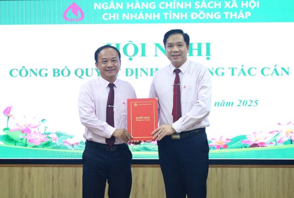 Phó Tổng Giám đốc NHCSXH Vương Văn Minh (bên phải) trao Quyết định bổ nhiệm Giám đốc chi nhánh cho ông Dương Văn Hoàng