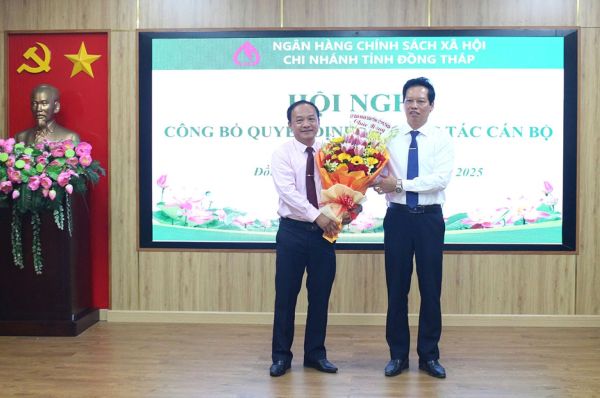 Phó Chủ tịch UBND tỉnh Đồng Tháp Nguyễn Thành Diệu (bên phải) chúc mừng Giám đốc chi nhánh Dương Văn Hoàng