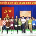 Chi nhánh NHCSXH tỉnh Quảng Ngãi tặng quà cho bà con vùng cao Đông Trà Bồng khắc phục hậu quả mưa lũ