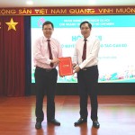Phó Tổng Giám đốc NHCSXH Vương Văn Minh (bên phải) trao Quyết định của Tổng Giám đốc NHCSXH bổ nhiệm Giám đốc chi nhánh cho ông Trần Văn Tiên