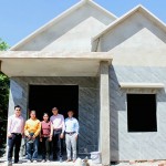 Căn nhà mới của gia đình chị Miếp (ở giữa) gần hoàn tất, chỉ chờ lắp cửa và sơn màu là đưa vào sử dụng