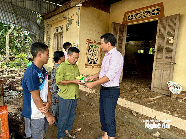 tham-hoi-nguoi-dan-bi-anh-huong-thien-tai