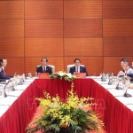 Đồng chí Phạm Minh Chính, Ủy viên Bộ Chính trị, Bí thư Đảng ủy, Thủ tướng Chính phủ thảo luận tại tổ