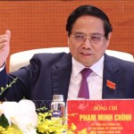 Đồng chí Phạm Minh Chính, Ủy viên Bộ Chính trị, Bí thư Đảng ủy, Thủ tướng Chính phủ thảo luận tại tổ