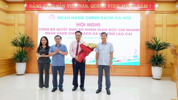 Lãnh đạo tỉnh tặng hoa chúc mừng Giám đốc chi nhánh Trần Quang Sơn