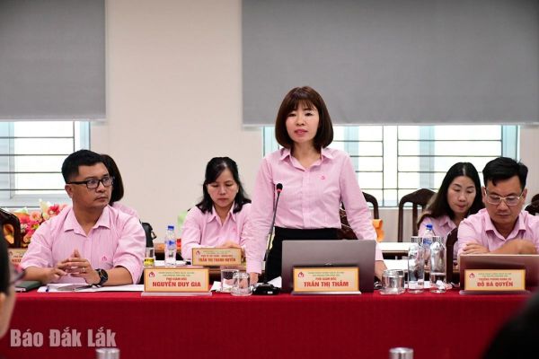 Phó Giám đốc chi nhánh NHCSXH tỉnh Đắk Lắk Trần Thị Thắm lưu ý một số nội dung các đơn vị cần triển khai trong thời gian tới