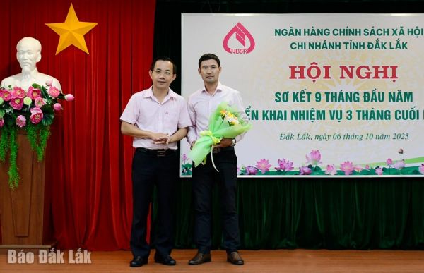 Giám đốc chi nhánh NHCSXH tỉnh Đắk Lắk Đào Thái Hòa tuyên dương Phòng giao dịch NHCSXH Lắk vì có thành tích xuất sắc toàn diện trong 9 tháng đầu năm 2025