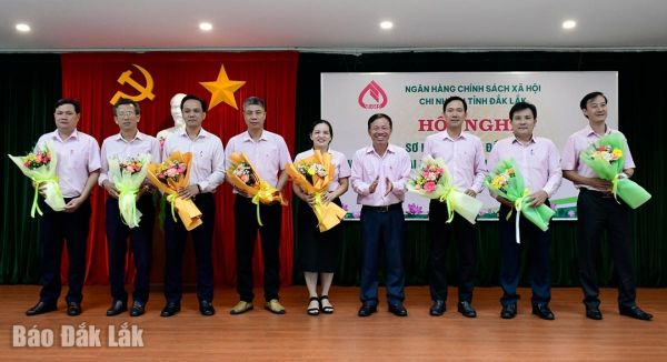 Các tập thể có thành tích xuất sắc được tuyên dương, khen thưởng