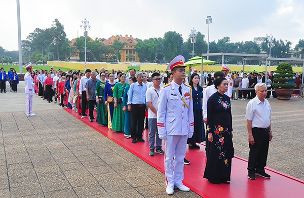 Đoàn đại biểu cán bộ hưu trí NHCSXH vào Lăng viếng Chủ tịch Hồ Chí Minh