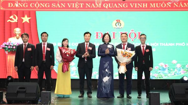 Phó Tổng Giám đốc NHCSXH Lê Thị Đức Hạnh và Giám đốc chi nhánh NHCSXH TP Huế Phan Văn Pháp chúc mừng BCH Công đoàn cơ sở NHCSXH TP Huế nhiệm kỳ 2025 - 2030 Phó Tổng Giám đốc NHCSXH Lê Thị Đức Hạnh và Giám đốc chi nhánh NHCSXH TP Huế Phan Văn Pháp chúc mừng BCH Công đoàn cơ sở NHCSXH TP Huế nhiệm kỳ 2025 - 2030