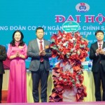 Trưởng Ban Kiểm soát NHCSXH Nguyễn Mạnh Tú tặng hoa chúc mừng Đại hội