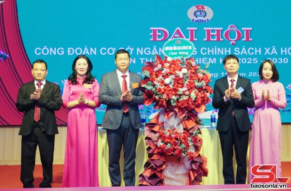 Trưởng Ban Kiểm soát NHCSXH Nguyễn Mạnh Tú tặng hoa chúc mừng Đại hội Trưởng Ban Kiểm soát NHCSXH Nguyễn Mạnh Tú tặng hoa chúc mừng Đại hội