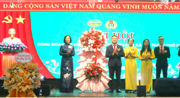 Phó Tổng Giám đốc NHCSXH Lê Thị Đức Hạnh tặng hoa chúc mừng Đại hội Phó Tổng Giám đốc NHCSXH Lê Thị Đức Hạnh tặng hoa chúc mừng Đại hội