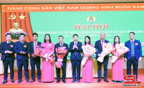 Các đại biểu chúc mừng BCH Công đoàn cơ sở NHCSXH tỉnh Sơn La lần nhiệm kỳ 2025 - 2030 Các đại biểu chúc mừng BCH Công đoàn cơ sở NHCSXH tỉnh Sơn La lần nhiệm kỳ 2025 - 2030