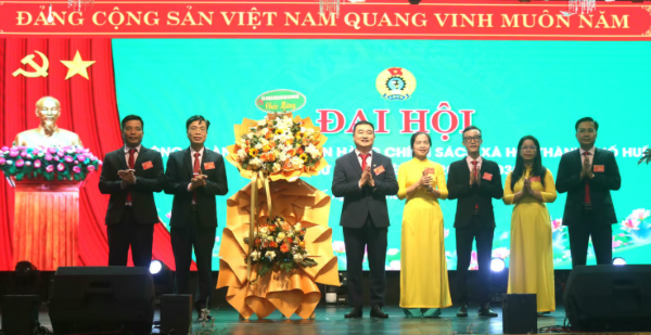 Lãnh đạo chi nhánh NHCSXH TP Huế chúc mừng Đại hội Lãnh đạo chi nhánh NHCSXH TP Huế chúc mừng Đại hội