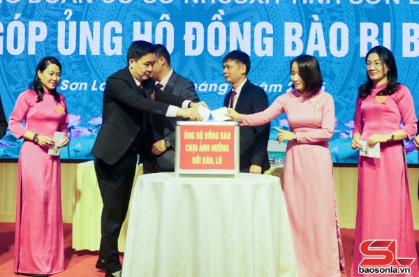 Các đại biểu tham gia ủng hộ đồng bào bị ảnh hưởng bởi thiên tai Các đại biểu tham gia ủng hộ đồng bào bị ảnh hưởng bởi thiên tai