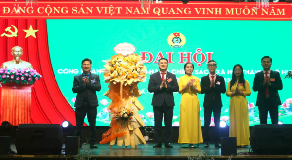 Đại diện Liên đoàn lao động TP Huế tặng hoa chúc mừng Đại hội Đại diện Liên đoàn lao động TP Huế tặng hoa chúc mừng Đại hội