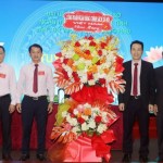 Thay mặt Ban điều hành, Phó Tổng Giám đốc NHCSXH Hoàng Minh Tế tặng hoa chúc mừng Đại hội