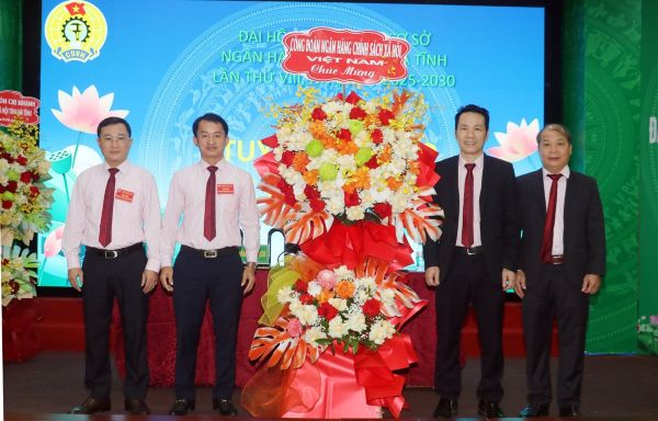 Thay mặt Ban điều hành, Phó Tổng Giám đốc NHCSXH Hoàng Minh Tế tặng hoa chúc mừng Đại hội Thay mặt Ban điều hành, Phó Tổng Giám đốc NHCSXH Hoàng Minh Tế tặng hoa chúc mừng Đại hội