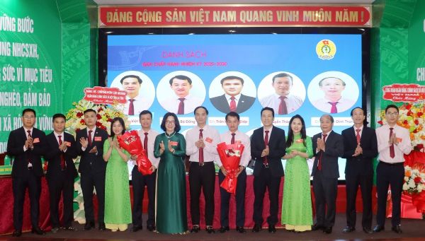 Các đại biểu chúc mừng BCH Công đoàn cơ sở NHCSXH tỉnh Hà Tĩnh, nhiệm kỳ 2025 - 2030 Các đại biểu chúc mừng BCH Công đoàn cơ sở NHCSXH tỉnh Hà Tĩnh, nhiệm kỳ 2025 - 2030