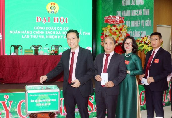 Các đại biểu tham gia ủng hộ đồng bào bị ảnh hưởng bởi thiên tai Các đại biểu tham gia ủng hộ đồng bào bị ảnh hưởng bởi thiên tai