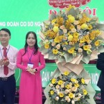 Chủ tịch Công đoàn NHCSXH Trần Duy Đông (ngoài cùng bên phải) chúc mừng Đại hội
