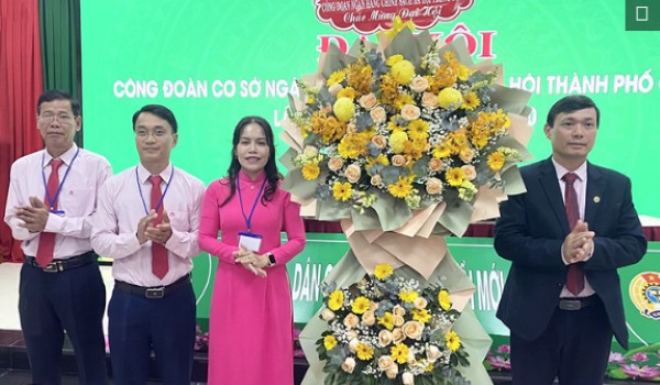 Chủ tịch Công đoàn NHCSXH Trần Duy Đông (ngoài cùng bên phải) chúc mừng Đại hội Chủ tịch Công đoàn NHCSXH Trần Duy Đông (ngoài cùng bên phải) chúc mừng Đại hội