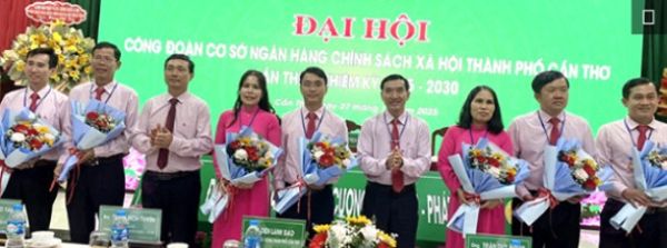 Các đại biểu chúc mừng BCH Công đoàn cơ sở NHCSXH TP Cần Thơ nhiệm kỳ 2025 - 2030 Các đại biểu chúc mừng BCH Công đoàn cơ sở NHCSXH TP Cần Thơ nhiệm kỳ 2025 - 2030