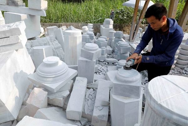 Gia đình A Quán Vi Ba ở xã Quỳ Hợp vay vốn mở rộng xưởng chế tác các sản phẩm từ đá