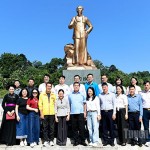 Đoàn đại biểu chụp ảnh lưu niệm tại Tượng đài Bác Hồ ở Tân Trào