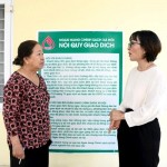 Bà Nguyễn Thị Hạnh (bên phải) trao đổi với bà Huỳnh Thị Thu về triển khai ủy thác tín dụng chính sách trên địa bàn phường Tam Kỳ