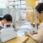 Người dân giao dịch tại Phòng giao dịch NHCSXH Việt Yên